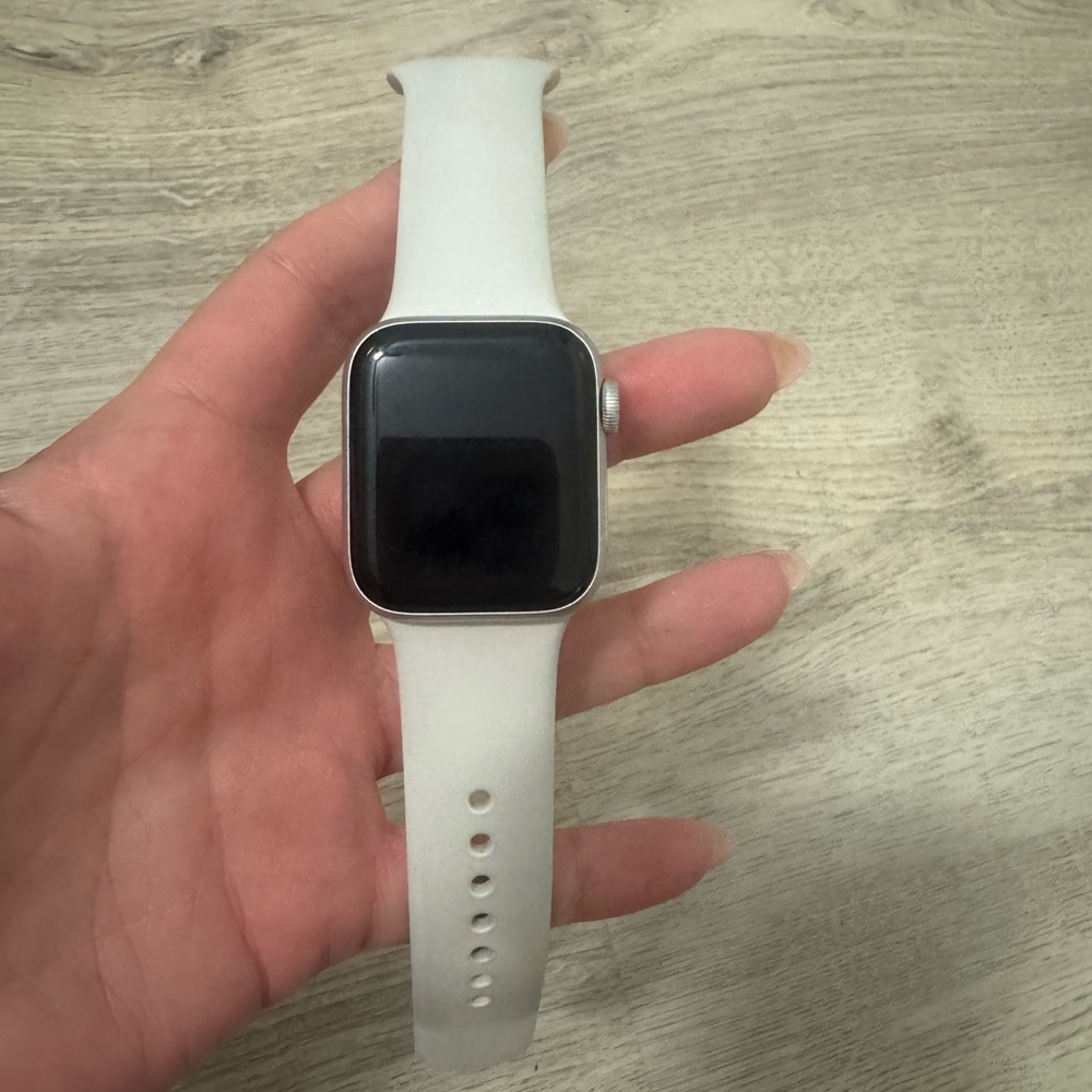 Apple Smartwatch with Silver Case and White Band - Picture 11 of 11